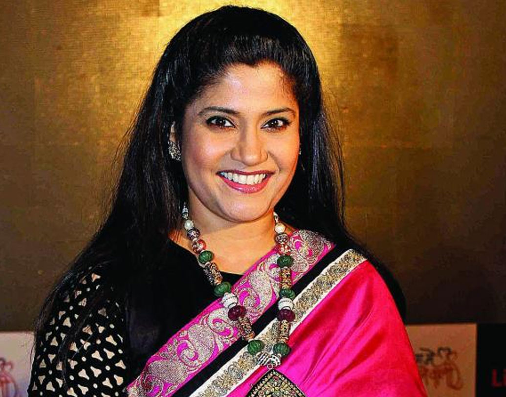 রেনুকা সাহানে: ছবিতে মাধুরীর দিদি হয়েছিলেন তিনি। ‘হম আপকে হ্যায় কৌন’ হিট করলেও রেনুকা সে ভাবে হিট করতে পারেননি। এই ছবির পর তিনি ছোট পর্দায় চলে আসেন। পরে অভিনেতা আশুতোষ রাণাকে বিয়ে করেন।