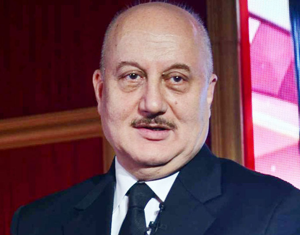 অনুপম খের: আজও অভিনয়ে ভীষণ ভাবে সক্রিয়। ফিল্মের পাশাপাশি থিয়েটারও করে চলেছেন। এবং এই ২৫ বছরে তাঁর কেরিয়ার গ্রাফ সব সময়ই উপরে দিকে উঠেছে।