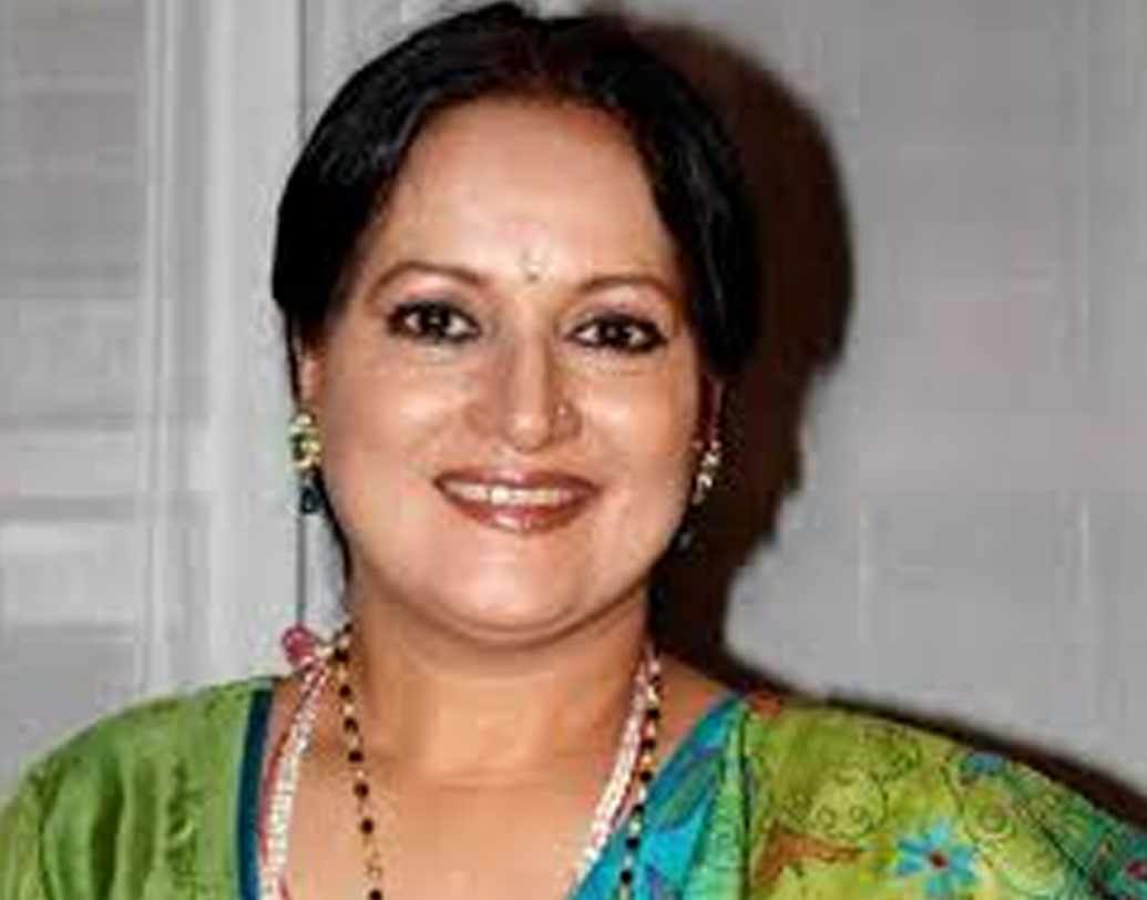 হিমানি শিবপুরী: ‘হম আপকে হ্যায় কৌন’-এ আদরের চাচিজান হয়েছিলেন হিমানি শিবপুরী। গত ২৫ বছরে তিনি একাধিক হিট ছবিতে অভিনয় করেছেন। ছোট পর্দাতেও সমান তালে অভিনয় করে চলেছেন তিনি।