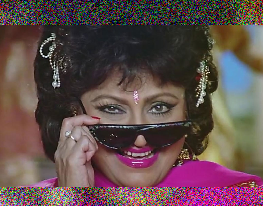 বিন্দু: ‘হম আপকে হ্যায় কৌন’ ছবিতে সুপার স্টাইলিশ মামি হয়েছিলেন। ২০০৪ সাল পর্যন্ত প্রচুর অভিনয় করেছেন তিনি। কিন্তু ২০০৪ সালে ‘ম্যায় হুঁ না’-র পর অভিনয় থেকে প্রায় অবসর নিয়ে নিয়েছেন।