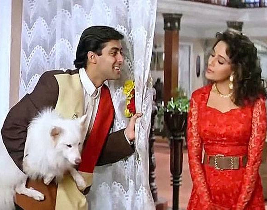 রেডো: যার কথা না বললেই নয়, সে হল রেডো। ছবির ক্লাইম্যাক্সে গুরুত্বপূর্ণ রোল ছিল এই রেডোর। একবার ভাবুন তো, কী হত যদি রেডো মণীশের কাছে ছবির শেষের দিকে ওই চিঠিটা না পৌঁছে দিত! রেডো বা সেই টাফিকে এরপর আর কোনও ছবিতে দেখা যায়নি।