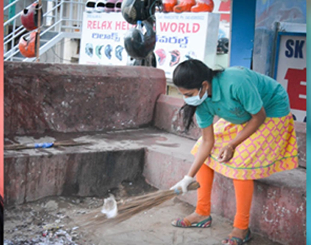 কিন্তু বাড়িতে জানানো মাত্রই যেন মায়ের মাথায় বাজ পড়ে। সামনেই ইঞ্জিনিয়ারিংয়ের পরীক্ষা। মেধাবী মেয়ে শেষে কি না রাস্তায় ঝাড়ু দেবে! লোকে শুনলে বলবে কী! তার উপর মেয়ের ভবিষ্যৎ! এ সব নিয়েই চিন্তা ভর করে তেজস্বীর মায়ের মাথায়। তবে তেজস্বীর বাবা তাঁর পাশে দাঁড়ান।
