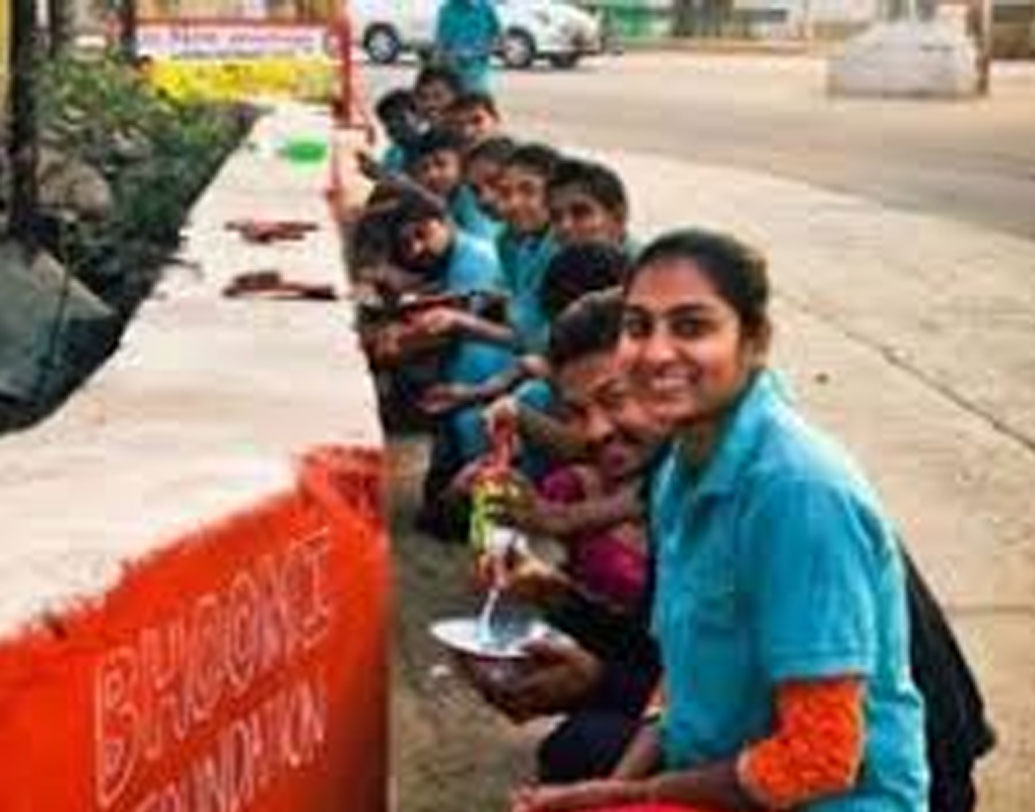 নোংরা পরিষ্কার, দেওয়ালে লাগানো পোস্টার তুলে ঝকঝকে বানিয়ে ফেলেন পার্কটাকে। কিন্তু মানুষের মন তো! পরিষ্কার জায়গা দেখলেই কেমন ফাঁকা ফাঁকা লাগে বোধহয়। ক’দিনের মধ্যে ফের নোংরা হয়ে যায় পার্ক।