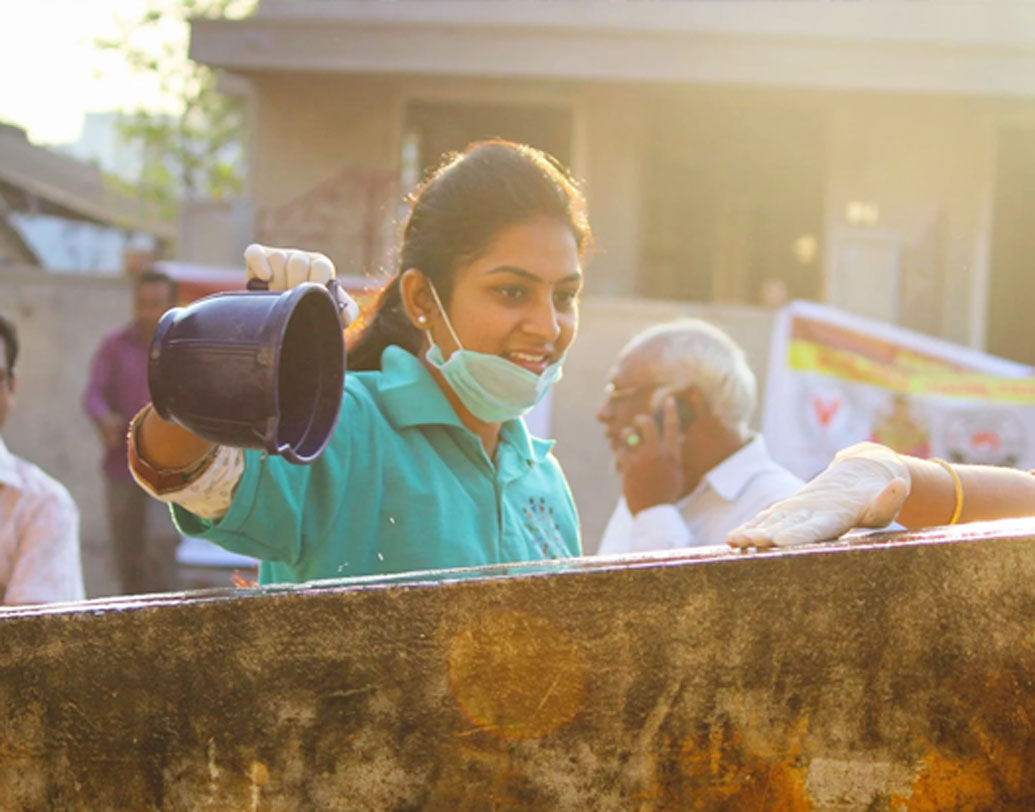 তেজস্বীও দমবার পাত্রী নন। দলবল নিয়ে তিনিও ফের হাজির পার্কে। প্রথমে আশপাশের যে সমস্ত মানুষজন তাঁর কাণ্ড দেখে হাসাহাসি করতেন, এখন তাঁরাই রোজ পার্কে ঘুরতে যান এবং তেজস্বীর উদ্যোগের প্রশংসা করেন।