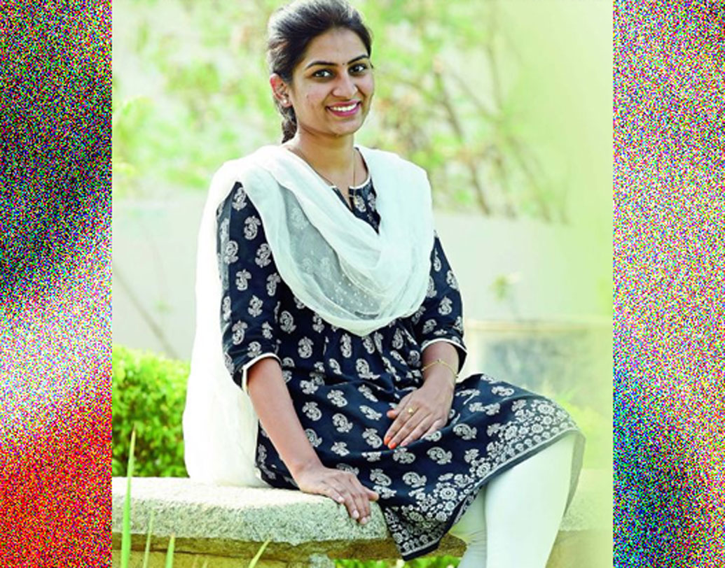 পড়াশোনা শেষ করে তেজস্বী এখন সফটওয়্যার ইঞ্জিনিয়ার। বাড়ি থেকে ৩৬০ কিলোমিটার দূরে তাঁর অফিস। তাই কর্মস্থলের কাছেই ঘর ভাড়া নিয়ে থাকেন তেজস্বী। তা বলে পরিষ্কার করার কাজ বন্ধ রাখেননি। প্রতি সপ্তাহে শুক্রবার করে বাড়ি ফিরে ভূমি ফাউন্ডেশনের সঙ্গে বৈঠক করেন। পরের দু’দিন ফের ঝাড়ু হাতে নেমে পড়েন রাস্তায়।