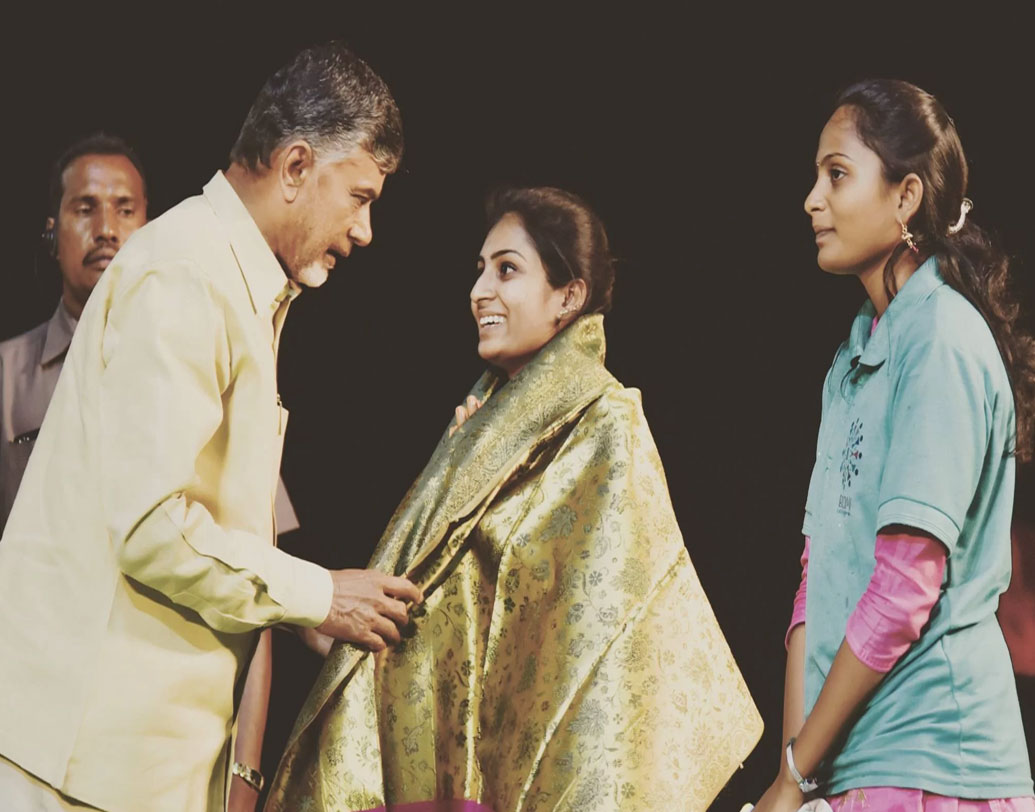 সম্প্রতি অন্ধ্রপ্রদেশ সরকার ওঙ্গোলকে পোস্টার-মুক্ত শহর ঘোষণা করেছে। চন্দ্রবাবু নায়ড়ুর হাত থেকে তেজস্বী স্বচ্ছ অন্ধ্র অ্যাওয়ার্ড পেয়েছেন।