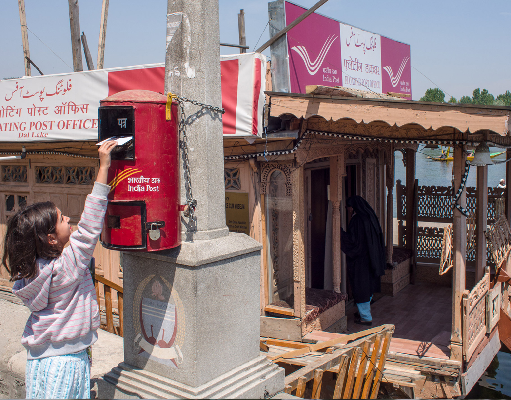 শিকারায় চেপে শুধু ফুল নয়। সেই ডাকঘরে আসা যাওয়া করত চিঠিপত্রও। কাশ্মীরের শ্রীনগরে ডাল হ্রদে ওই ভাসমান ডাকঘরকে দূর থেকে দেখলে মনে হয় যেন আর পাঁচটা শিকারার মতো এটাও একটা সাধারণ শিকারা। ভুল ভাঙবে ভারতীয় ডাকবিভাগের হোর্ডিং দেখে।
