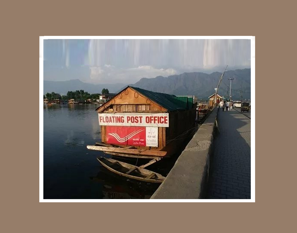 পোস্টমাস্টার এবং অন্যান্য ডাককর্মীরাও আসতেন জলপথে। পর্যটনের মরসুমে বাড়ত কাজের চাপ। শিকারায় ডাল হ্রদ ঘোরার সময় পর্যটকরা পা ফেলতেন বিশ্বের একমাত্র ভাসমান ডাকঘরে।