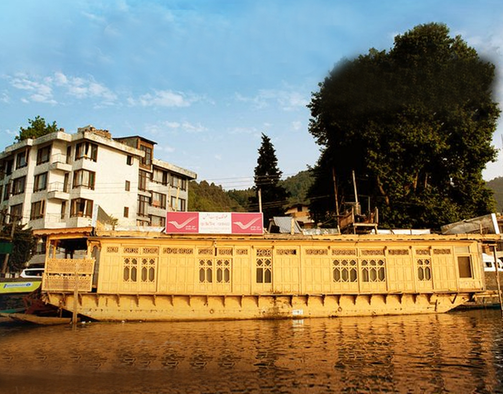 যুগের সঙ্গে তাল মিলিয়ে পাল্টেছে মানুষের প্রয়োজন। তাই এই ডাকঘর থেকে আন্তর্জাতিক ফোনকল করা যেত। ছিল ইন্টারনেট পরিষেবাও।