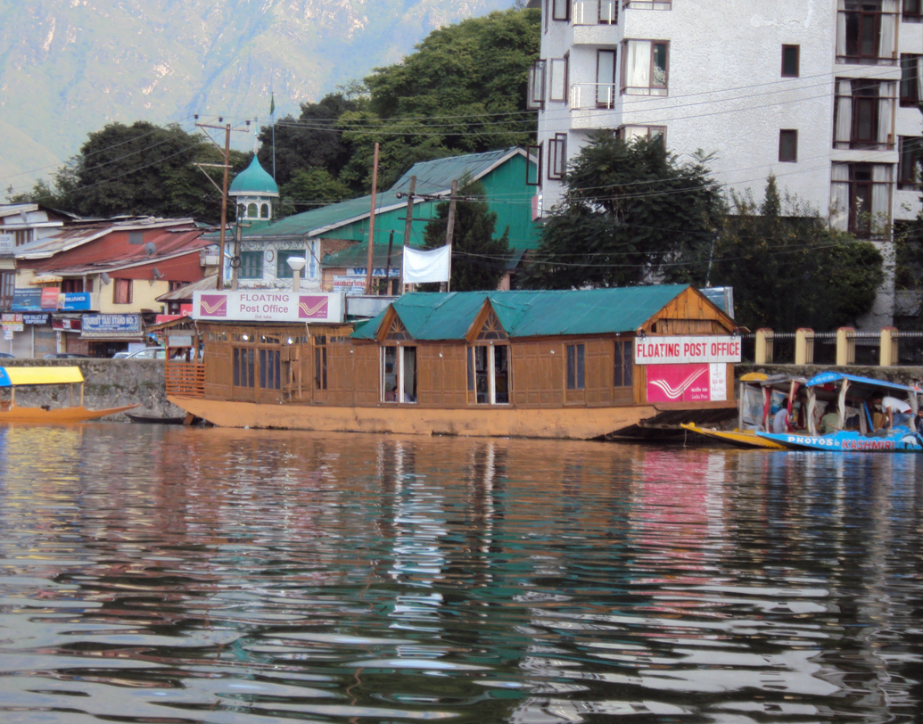 ভাসমান ডাকঘর লাগোয়া দোকান থেকে অনেকেই কিনতেন টুকটাক উপহারের জিনিস। শিকারাকে বিভিন্ন ব্যবসায়িক কাজে ব্যবহার করা হয়ে আসছে দীর্ঘ কয়েক দশক ধরেই। সেই ধারা মেনে অভিনব ভাসমান ডাকঘর ভূস্বর্গের পর্যটনে নতুন মাত্রা যোগ করেছিল।