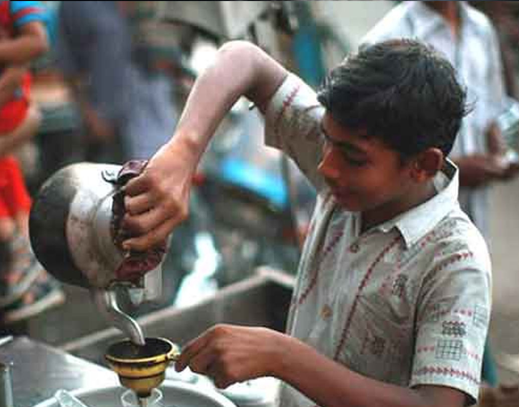কিন্তু তাঁরা জানতেন না, কাকার বাড়িতেও থাবা বসিয়েছে দারিদ্র। এবং তাঁর অবস্থা বৈদ্যনাথদের থেকেও শোচনীয়। প্রথমে অবশ্য কুমারকে একটি সরকারি স্কুলে ভর্তি করিয়েছিলেন তাঁর কাকা। প্রথম প্রথম কুমারের বাবা-মা খোঁজ নিতে আসতেন বৈদ্যনাথের। তাঁকে স্কুলে যেতে দেখে খুব নিশ্চিন্তও হয়েছিলেন।