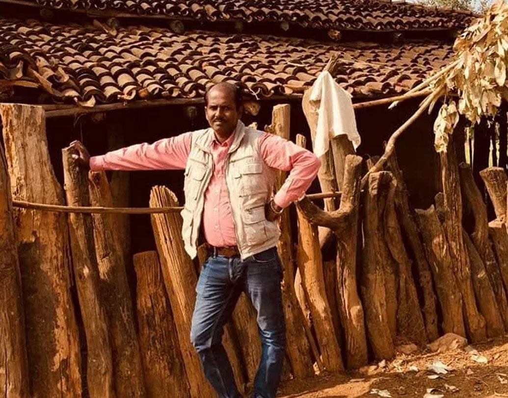 বৈদ্যনাথের সে সুখ বেশি দিন টেকেনি। অর্থের অভাবে প্রতি মাসে কাকার বাড়িতে এসে তাঁর খোঁজ নেওয়াও সম্ভব ছিল না বাবা-মার পক্ষে। তার উপরে ফোনও ছিল না তখন। সেই সুযোগটাই কাজে লাগান কাকা। স্কুল ছাড়িয়ে একটি স্থানীয় খাবার দোকানে কাজে ঢুকিয়ে দেন তাঁকে। বৈদ্যনাথের আয় করা টাকা নিয়ে নিতেন নিয়মিত।