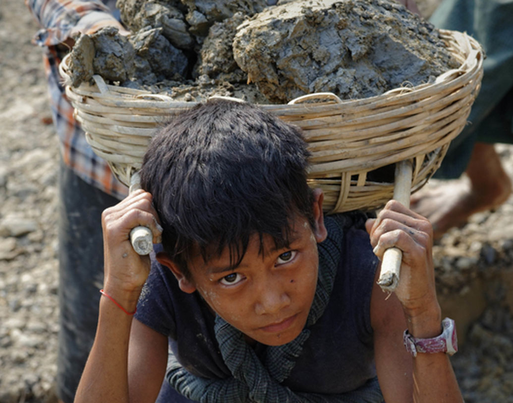তাদের হয়তো কেউ শিশু শ্রমিক, কাউকে পাচারকারীদের হাত থেকে উদ্ধার করে নিয়ে এসেছে পুলিশ। তাদের প্রত্যেকের চোখেই ন্যায় পাওয়ার আর্তি। সে দিনই বোধ হয় জীবনের উদ্দেশ্যটা বেছে নিয়েছিলেন তিনি।