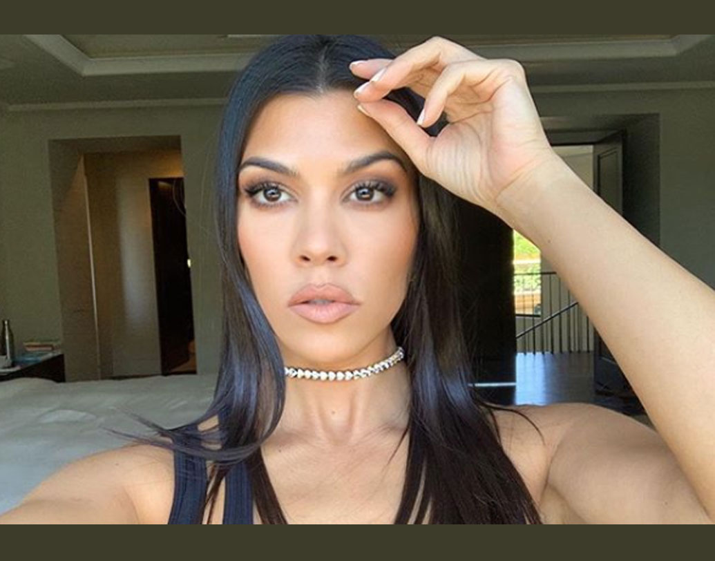 ‘কিপিং আপ উইথ দ্য কার্দাশিয়ান’ নামে রিয়েলিটি শো করে জনপ্রিয়তার শিখরে পৌঁছে গিয়েছিলেন কিম কার্দাশিয়ানের বোন কোর্টনি। কিমের সঙ্গে কোর্টনিদের কীর্তিকলাপ দেখতে টিভির পর্দায় সেঁটে থাকতেন অনেকেই। ফ্যানেদের সংখ্যাও হু হু করে বাড়তে থাকে। তবে আইসিএমপি-র দাবি, ইনস্টাগ্রাম-টুইটারে কোর্টনির ৪৬ শতাংশ ফ্যান আসলে ভুয়ো।