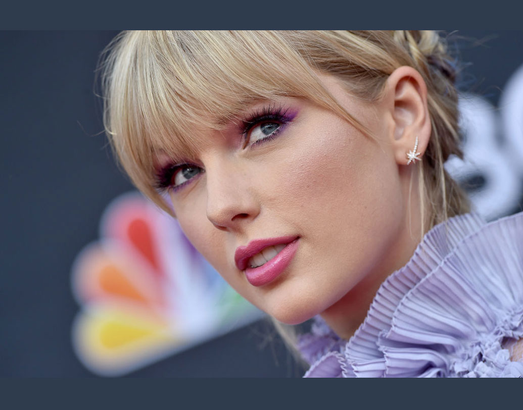 মাত্র ১৪ বছর বয়সে কান্ট্রি মিউজিকে নিজের কেরিয়ার শুরু মার্কিন তারকা টেলর সুইফ্টের। ১০ গ্র্যামি অ্যাওয়ার্ড জয়ী টেলরের গানে মোহিত অনেকেই। তবে ইনস্টাগ্রাম-টুইটারে ফেক ফলোয়ারের সংখ্যাতেও পিছিয়ে নেই তিনি। বিটিএস-এর মতো তাঁরও নাকি ৪৬ শতাংশ ফলোয়ারই ভুয়ো।