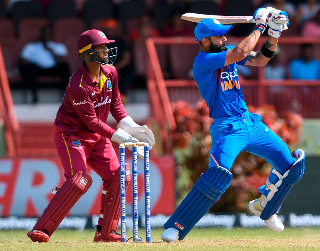 ওপেনাররা ব্যর্থ হলেও পরিত্রাতা হয়ে দাঁড়ান অধিনায়ক কোহালি। ঝকঝকে ১২০ রানের ইনিংস খেলে তিনি প্রমাণ করেন যে ‘ফর্ম ইজ টেম্পরারি বাট ক্লাস ইজ পার্মানেন্ট’। সামনে থেকে নেতৃত্ব দেওয়ার ক্ষমতাই বিরাটকে অন্যদের থেকে আলাদা করে দেয়। প্রথম ওভারেই গব্বরের উইকেট হারিয়ে বিপাকে পড়ে ভারত।