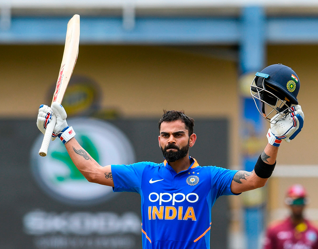 সেখান থেকে দায়িত্ব নিজের কাঁধে তুলে নিয়ে ইনিংস গড়ার কাজ শুরু করেন কোহালি। এদিন তিনি যে শুধু সৌরভ, মিয়াঁদাদের রেকর্ড ভাঙেন তাই নয়, সেঞ্চুরি করে হয়ে যান এই দুই দেশেরমধ্যে হওয়া সিরিজে সর্বাধিক সেঞ্চুরির মালিক।