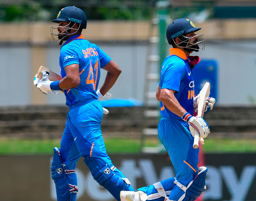 তবে এদিন তিনি সঙ্গ দেওয়ার জন্য পেয়ে যান শ্রেয়াস আইয়ারকে। প্রায় এক বছর পর দলে সুযোগ পেয়ে শ্রেয়াস একটুও দেরি করেননি সুযোগের সদ্বব্যবহার করতে। ৬৮ বলে ৭১ রানের ইনিংস খেলে তিনি ভারতের রান ২৫০ পেরোতে সাহায্য করেন।