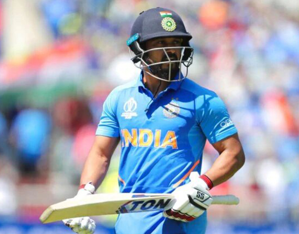 এদিনও ব্যর্থ কেদার যাদব। বিশ্বকাপের আগে হারানো ফর্ম আজও খুঁজে পাননি তিনি। তবে রান আউট সব সময়েই দুর্ভাগ্যের। জাডেজাও মাত্র ১৬ রান করেই ফিরে যান। মিডল অর্ডারের ব্যর্থতা শ্রেয়াস এসে ঢেকে দিলেও লোয়ার মিডল অর্ডারে ধস নামে।