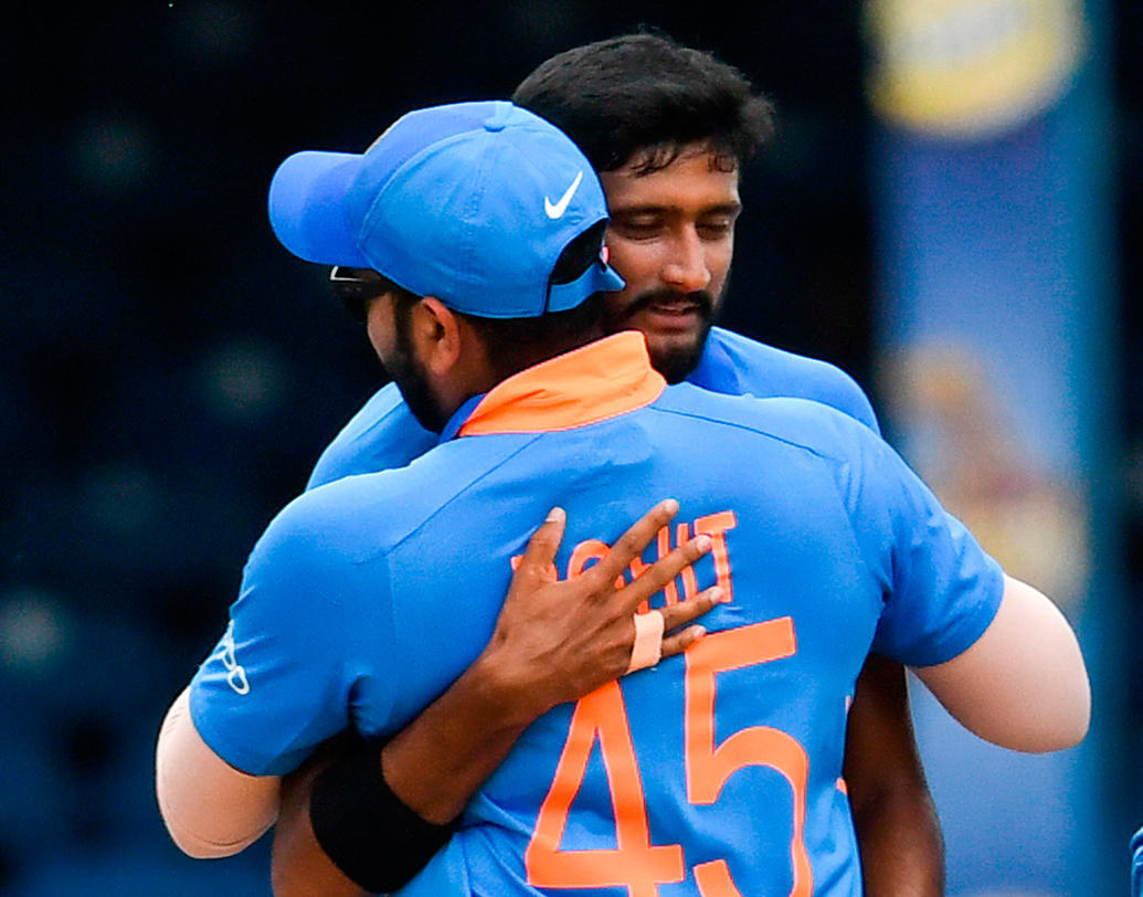 শুরুতে ভুবি-খলিল ও শেষে শামির আক্রমণে নিয়মিত উইকেট হারাতে থাকে ক্যারিবিয়ান শিবির। মাঝে তাঁদের সঙ্গে যোগ হয় কুলদীপ ও জাডেজার স্পিনের ভেল্কি। এভিন লিউয়িস ছাড়া কেউই আশা জাগাতে পারেনি।