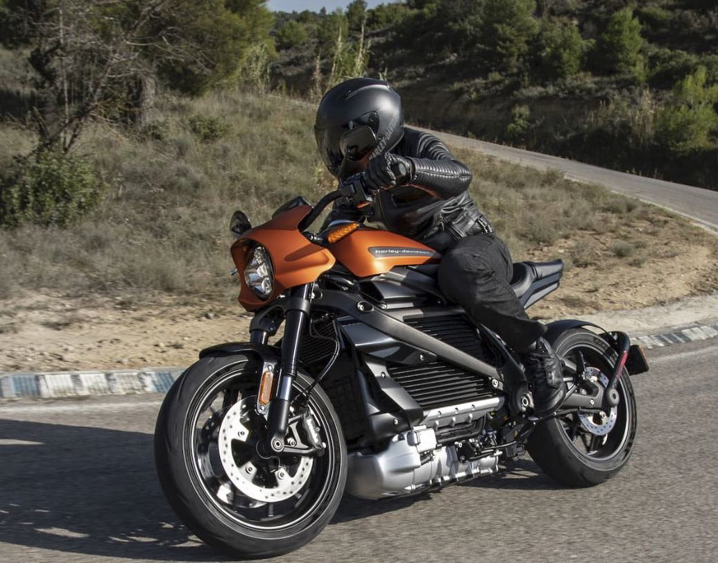 মাত্র সাড়ে তিন সেকেন্ডে ০-১০০ কিলোমিটার গতিতে পৌঁছতে পারে এই বৈদ্যুতিন বাইক। আরও নির্দিষ্ট করে বললে, ২ সেকেন্ডের কম সময়ে প্রতি ঘণ্টায় ১০০ থেকে ১২৮ কিলোমিটার স্প্রিন্ট নেওয়া সম্ভব এই বাইকে।