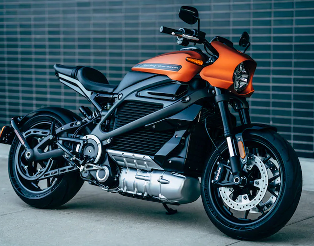 টাচস্ক্রিনের সাহায্যে ‘লাইভ ওয়্যার’-এ স্মার্টফোন এবং ওয়্যারলেস হেডসেট ব্যবহারের সুবিধে থাকছে। ৪.৩ ইঞ্চির টিএফটি টাচস্ক্রিন ইনফোটেনমেন্ট ডিসপ্লে টিল্ট অ্যাডজাস্টেবল।