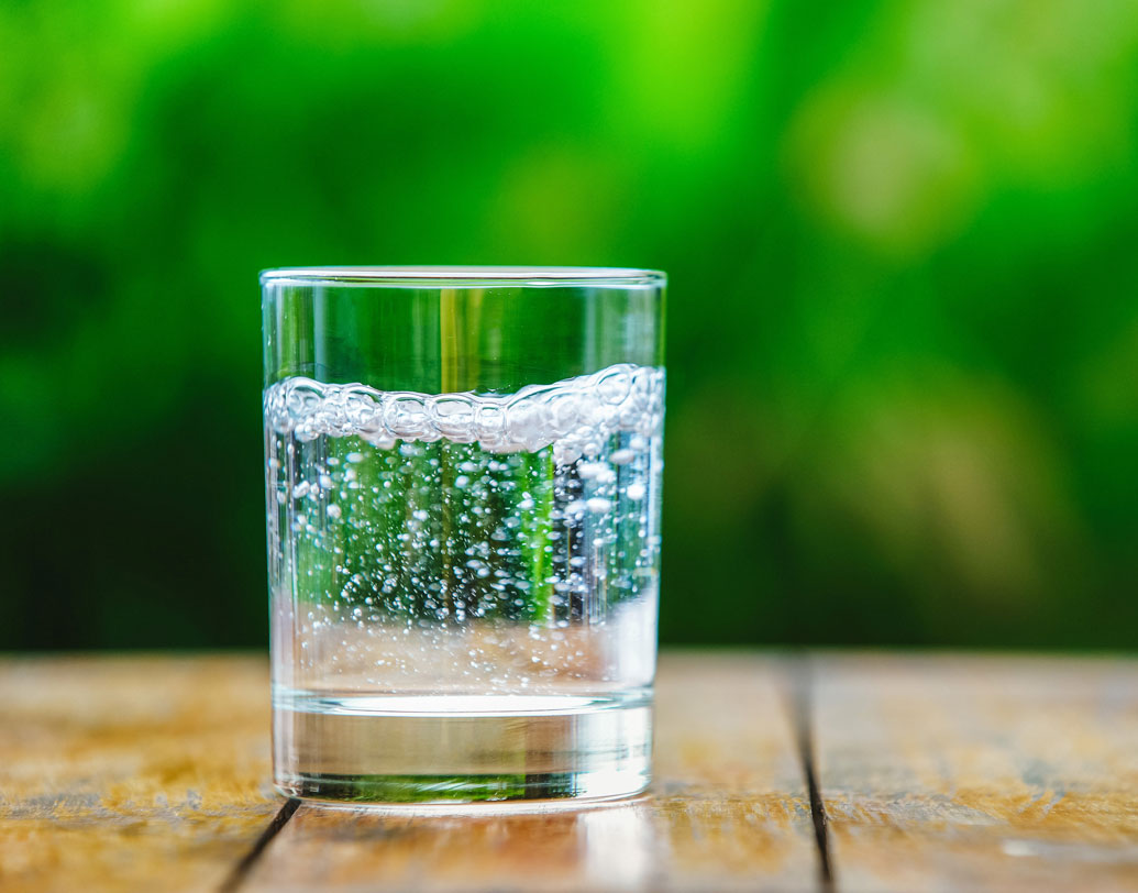 কিন্তু জানেন কি, আধুনিক রূপচর্চায় ত্বকের যত্নে সোডা ওয়াটারের ব্যবহার ক্রমেই বাড়ছে? বিদেশে এই চল আগে থেকে থাকলেও এ দেশে ততটা প্রচলন ছিল না। তবে সম্প্রতি এই কায়দা সকলের মন জয় করেছে।