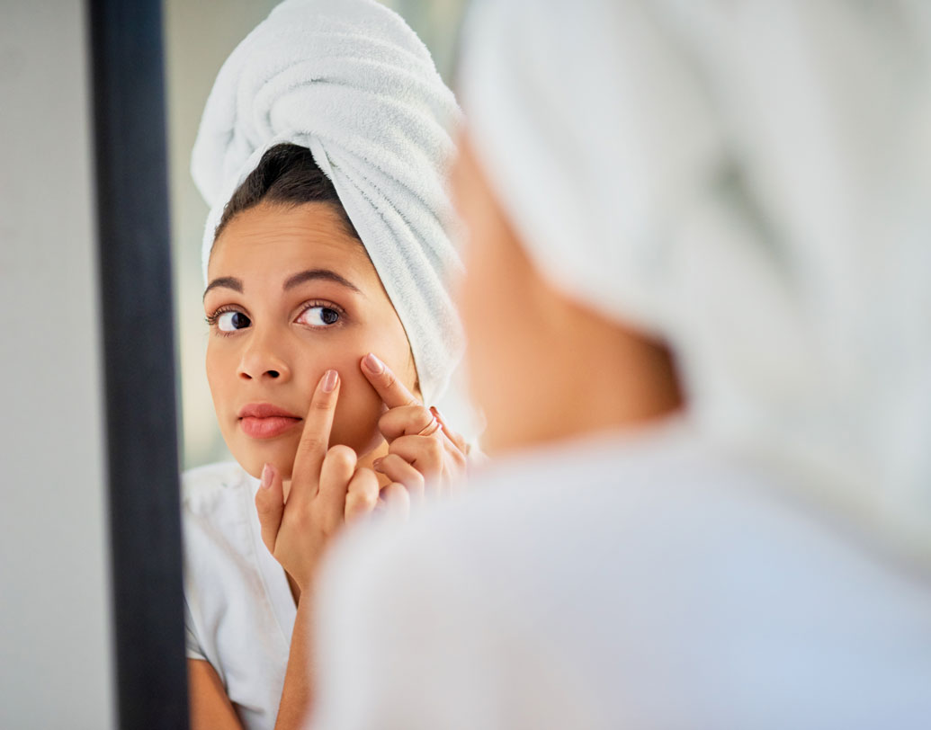 শুধু তা-ই নয়, মুখের বলিরেখা ও ব্রণ আটকাতেও এই সোডা ওয়াটার খুব কার্যকর। ত্বকের গভীরে পৌঁছে পরিষ্কার করার ক্ষমতা সোডা ওয়াটারের আছে। তাই ত্বকের পিএইচের ভারসাম্যও বজায় রাখে এটি।