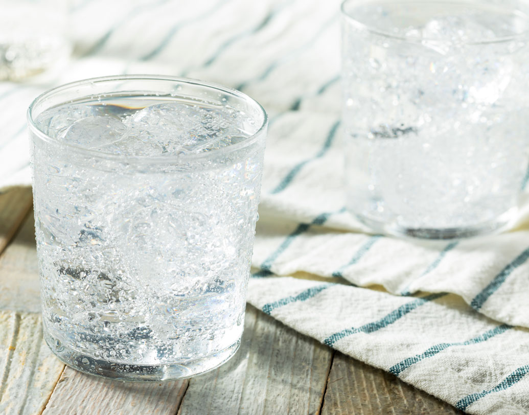 কিন্তু এই বিশেষ উপাদানে ত্বকচর্চার কি আলাদা করে কোনও নিয়ম আছে? কী ভাবেই বা ব্যবহার করতে হবে এই সোডা ওয়াটার আর দিনে কত বারই বা সোডা ওয়াটার ব্যবহার করবেন, জানেন? পরামর্শ দিচ্ছেন রূপবিশেষজ্ঞ রূপকথা সরকার।