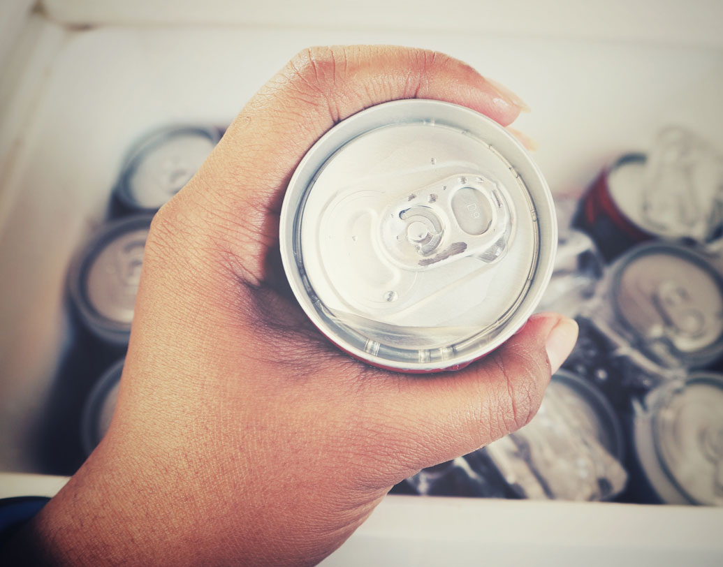 যে কোনও ব্র্যান্ডের সোডা ওয়াটার দিয়েই এই ত্বক পরিচর্যার কাজটি করা যায়। সোডা ওয়াটার কিনে এনে ফ্রিজে রেখে দিন কিছু ক্ষণ। ঠান্ডা সোডা ওয়াটারের ঝাপটা মেরে মুখটা ভিজিয়ে নিন।