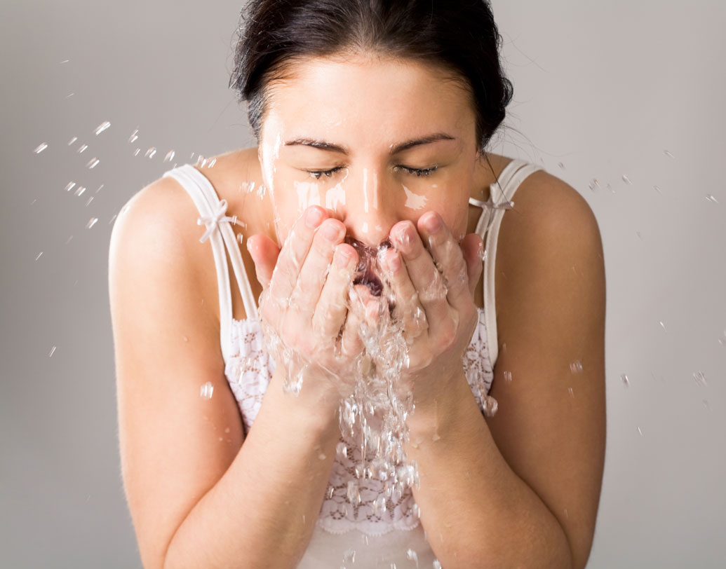 ভেজা মুখের উপরেই আপনার ব্যবহৃত ফেসওয়াশ লাগিয়ে ভাল করে মাসাজ করুন ও ফের সোডা ওয়াটার দিয়ে ধুয়ে ফেলুন মুখ। জলের জায়গায় স্রেফ সোডা ওয়াটার ব্যবহার করলেই তফাতটা বুঝতে পারবেন।