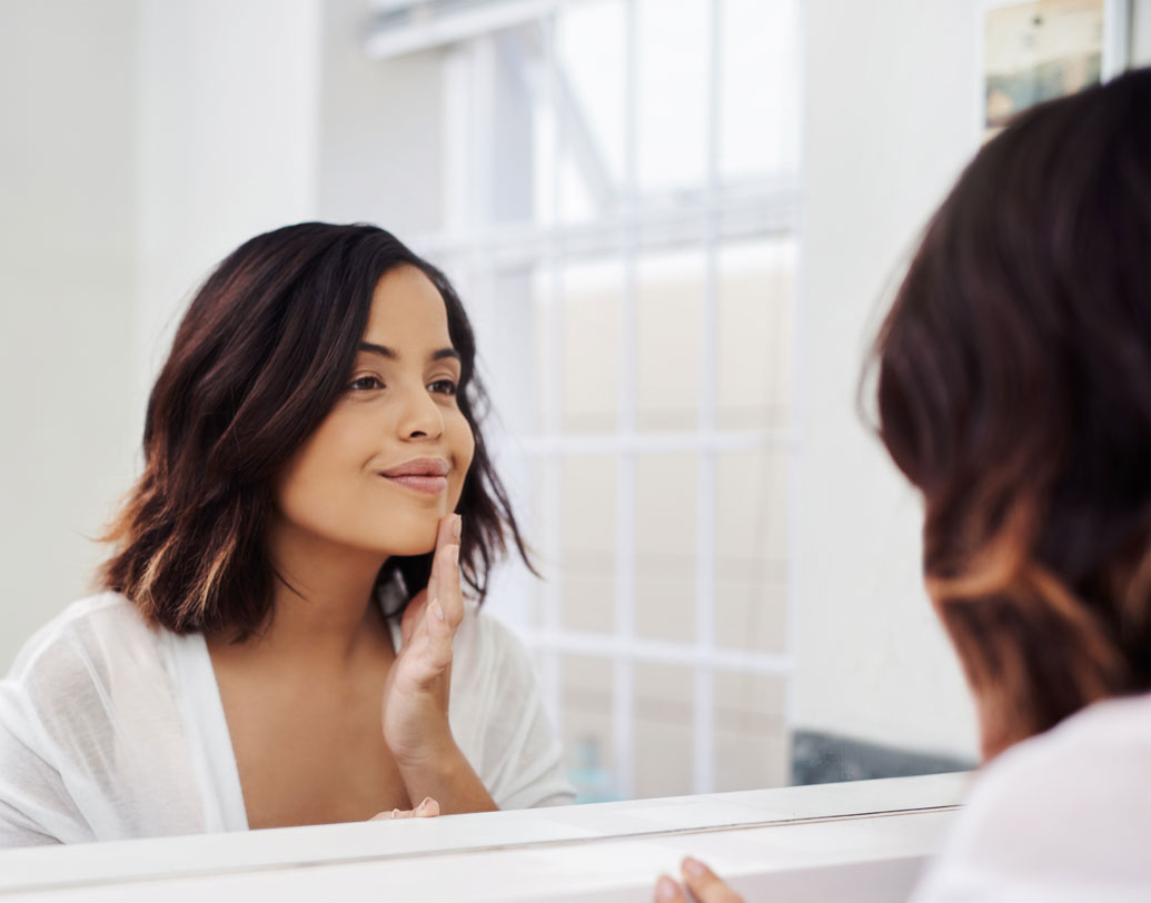 তবে এই পদ্ধতি প্রতি দিন অবলম্বন করার প্রয়োজন নেই। বরং সপ্তাহে এক-দু’বার এই পদ্ধতিতে মুখ ধুলেই সোডা ওয়াটারের প্রভাবে ত্বকের যত্নের অনেকটাই সেরে ফেলবেন।