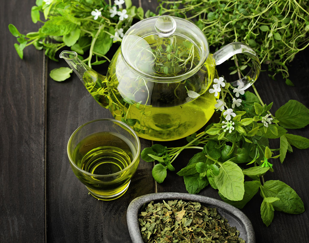 তবে সোডা ওয়াটারের সঙ্গে আরও এক উপকরণ মিশিয়ে ত্বকের টোনিংয়ের কাজও সেরে ফেলতে পারেন সহজেই। বিশেষ করে রোদে বা ভ্যাপসা গরমে বেরনোর আগে সোডা ওয়াটারের সঙ্গে মিশিয়ে নিন ঠান্ডা করে রাখা গ্রিন টি। এ বার ওই মিশ্রণ তুলো দিয়ে মুখে মাখুন।