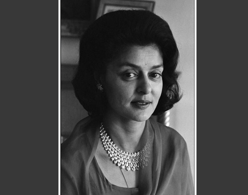 চক্রবর্তী রাজা রাজাগোপালাচারীর স্বতন্ত্র পার্টির প্রার্থীর হয়ে গায়ত্রীদেবী প্রতিদ্বন্দ্বিতা করেছিলেন ১৯৬২ সালের লোকসভা নির্বাচনে। জয়ী হয়েছিলেন রেকর্ড ব্যবধানে। ১৯৬৭ এবং ১৯৭১-এর লোকসভা নির্বাচনেও তিনি কংগ্রেস প্রার্থীর বিরুদ্ধে জয় ধরে রাখতে পেরেছিলেন।