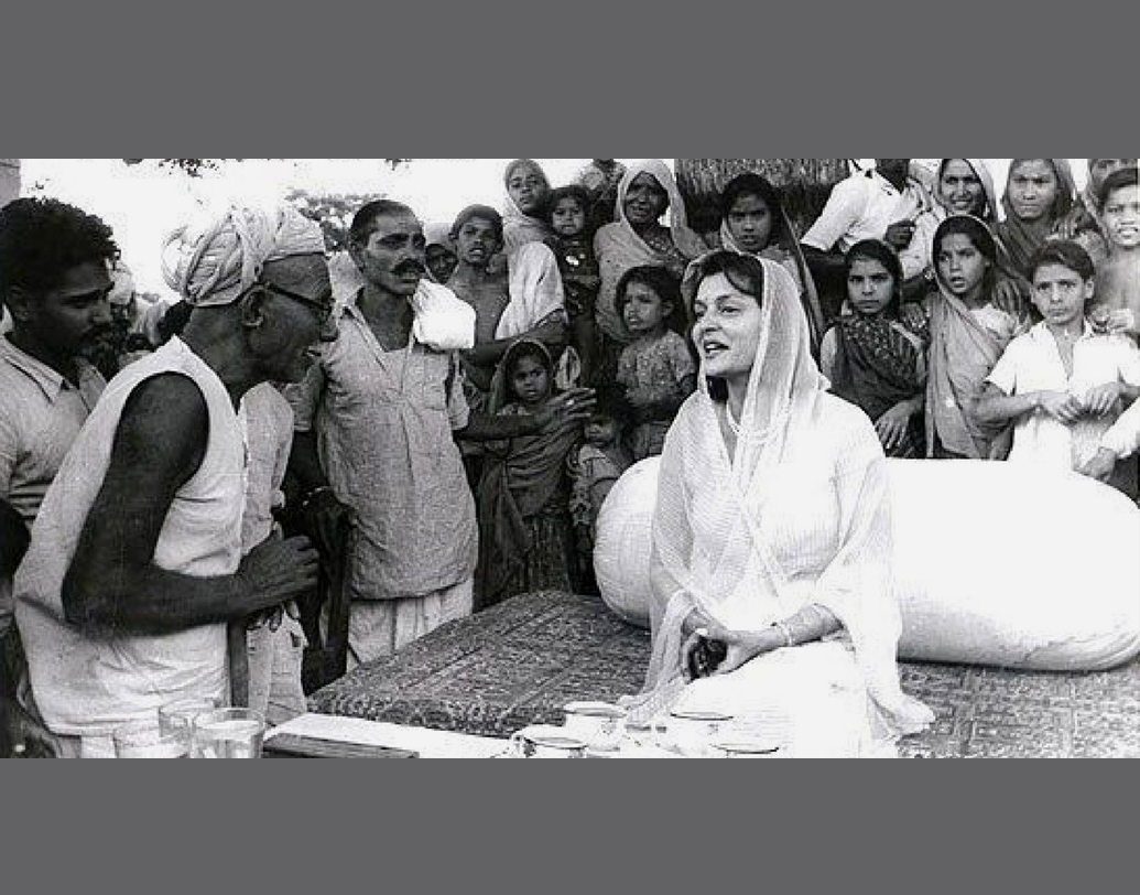 রাজপরিবারের তথাকথিত সনাতনী রীতি রেওয়াজের বিরুদ্ধে থাকলেও তাঁর জনপ্রিয়তায় ভাটা পড়েনি। স্বাধীন ভারতে রাজতন্ত্র বিলুপ্ত হওয়ার পরেও তিনিই ছিলেন জয়পুরের ‘রাজমাতা’।