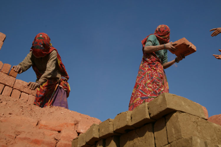 Law & campaigns fall short in preventing bonded labour - Anandabazar