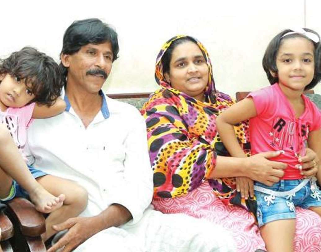 নিজের ক্ষতির কথা না ভেবে সাহায্যের হাত বাড়িয়ে দিলেন বন্যা বিধ্বস্ত মানুষের জন্য। কেরলের বন্যা বিধ্বস্ত মানুষের মুখে হাসি ফোটালেন তিনি। তাঁদের ১০ ব্যাগ নতুন জামা দান করলেন।