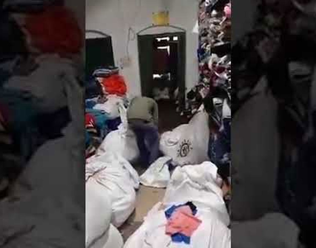 নৌশাদ কাপড়ের ব্যবসায়ী। ফুটপাথে জামা-কাপড়ের পশরা সাজিয়ে বিক্রি করেন। ইদে ব্যবসার জন্যই সদ্য নতুন জামা-কাপড় কিনেছিলেন নৌশাদ। কিন্তু কেরলের বিপর্যস্ত মানুষদের দিকে তাকিয়ে এমন বড় সিদ্ধান্ত নিয়ে ফেলেন।