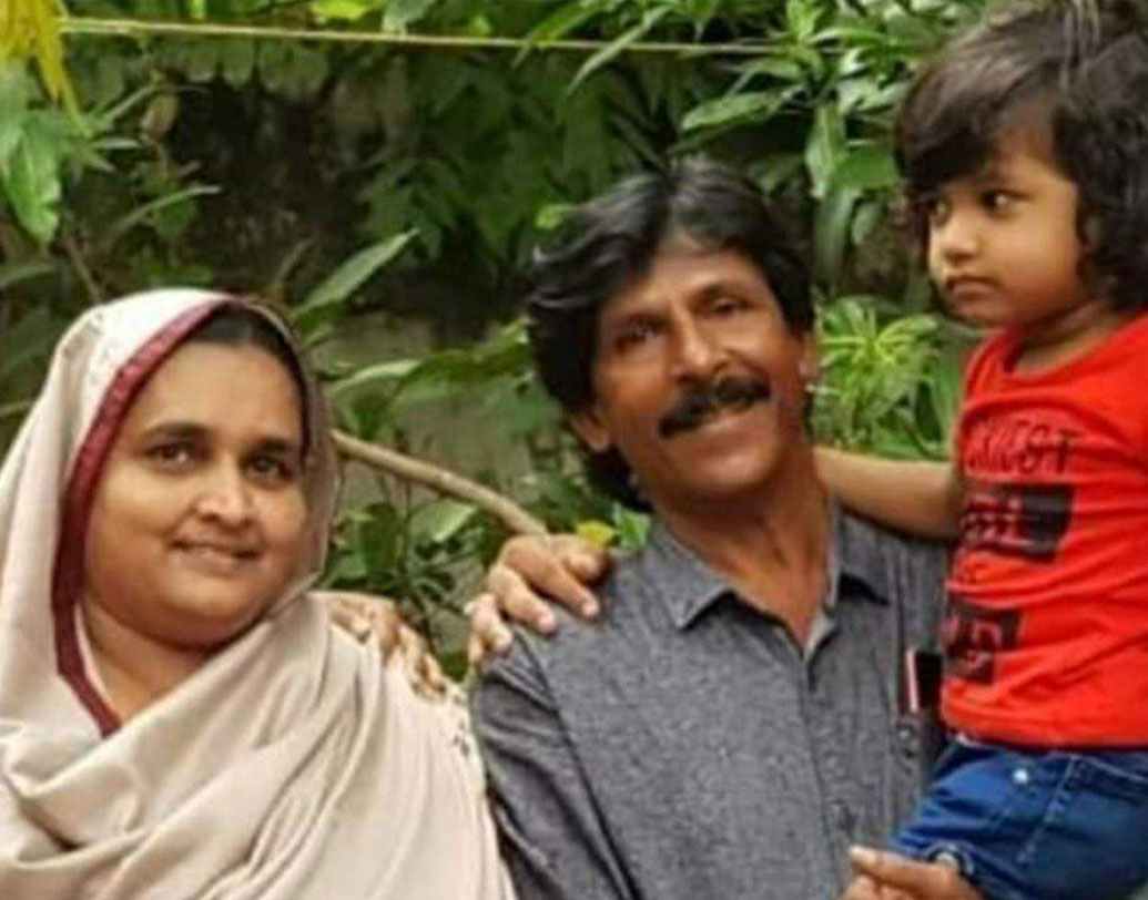 সাহায্যের জন্য নৌশাদের কাছে সম্প্রতি এক স্বেচ্ছাসেবী সংস্থা এসেছিল। নৌশাদের এলাকার প্রতিটি মানুষের কাছেই তাঁরা সাহায্যের আর্তি নিয়ে গিয়েছিল। নৌশাদ অনেক টাকা ব্যবসার জন্য বিনিয়োগ করে ফেলেছিলেন ইতিমধ্যেই। তাই টাকা দিয়ে সাহায্য করা তাঁর পক্ষে সম্ভব ছিল না। তা বলে কি সাহায্য থেকে পিছিয়ে আসবেন!