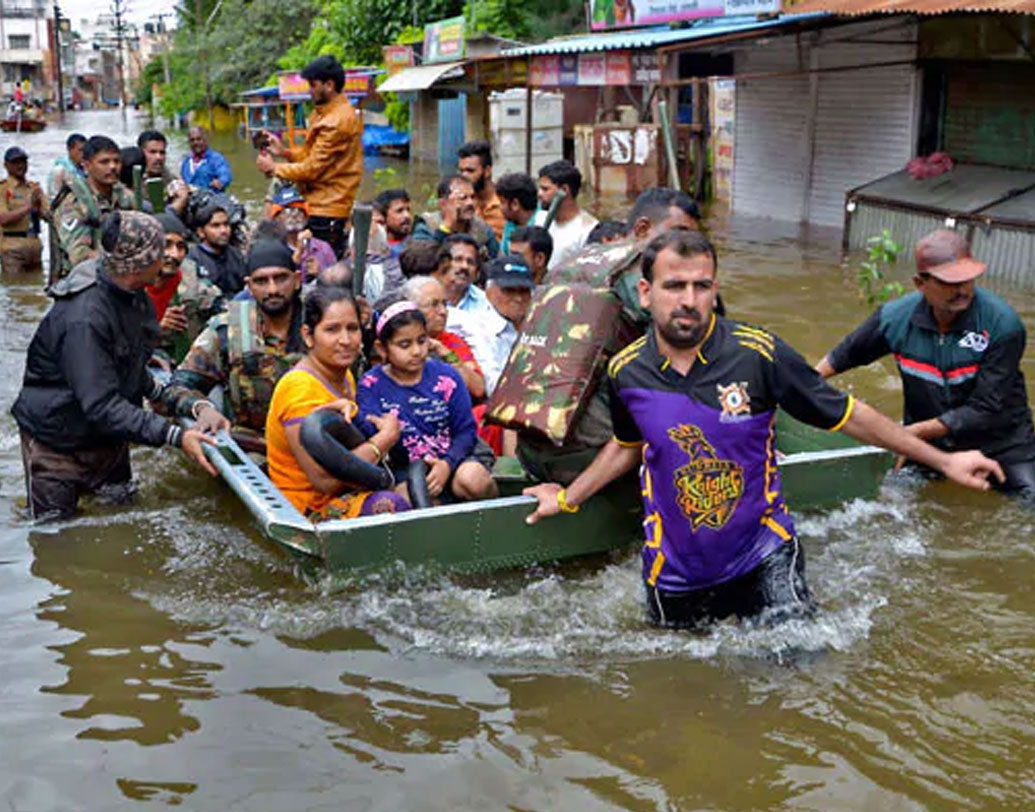 দানের প্রস্তাবে সাধারণ মানুষ তো বটেই থমকে দাঁড়ান ধনীরাও। আগে দু’বার ভেবে নেন নিজের ব্যবহৃত পুরনো জামা রয়েছে কি না, সেখানে নৌশাদ ব্যবসার ক্ষতি করে নতুন কেনা জামা দান করে দেন নির্দ্বিধায়। শুধুমাত্র বন্যা-বিপর্যস্ত কেরলের ওই অচেনা মানুষগুলোর মুখে হাসি ফোটানোর জন্য। ১০ ব্যাগ নতুন জামা দান করেন তিনি।