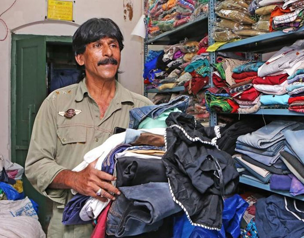 গুদামে ৪০ বছরের এক ব্যক্তি বেছে বেছে জামা-কাপড় প্যাকেটে ভরছেন আর তারপর সেগুলোকে বস্তাবন্দি করে গাড়িতে তুলছেন, সম্প্রতি নৌশাদের এই ভিডিয়ো ভাইরাল হয়েছে। এমন মানবিক দৃষ্টান্তের জন্য খুব প্রশংসিত হয়েছেন তিনি।