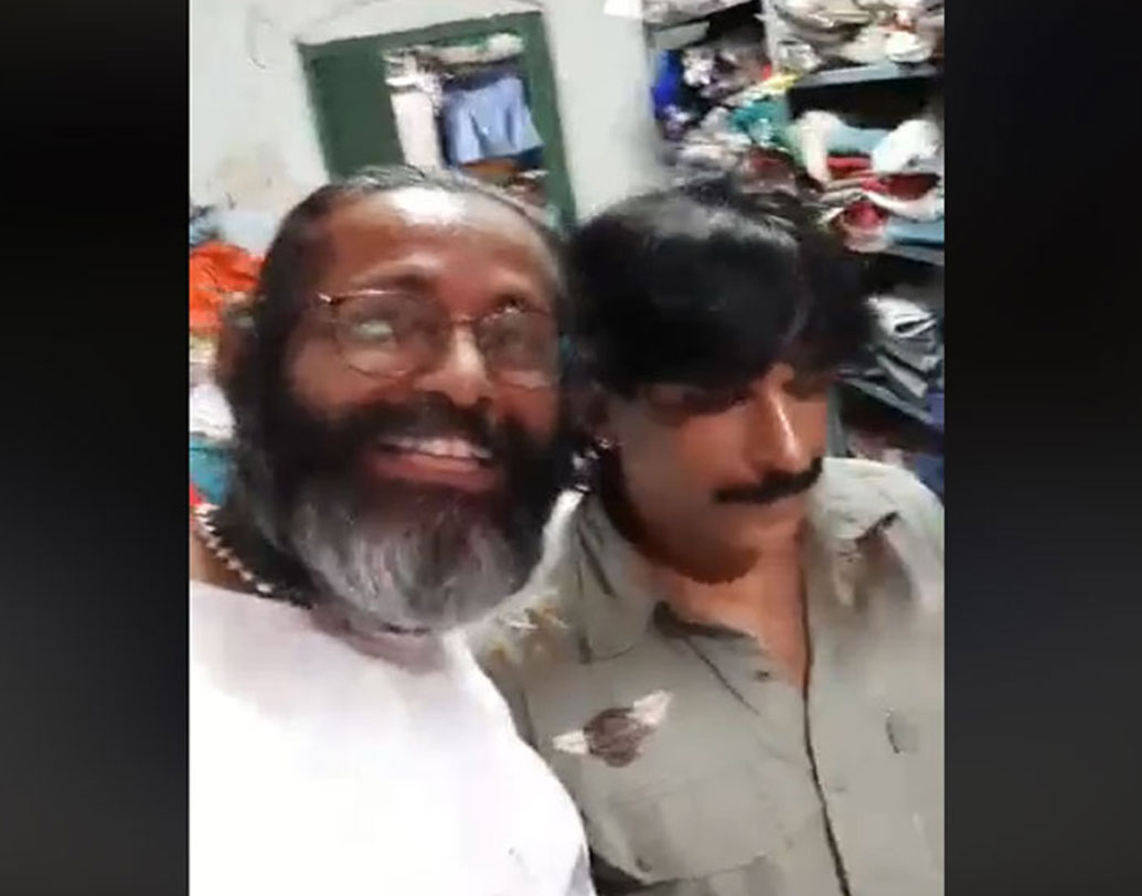 নৌশাদ যখন প্যাকেটে একটার পর একটা পোশাক ভরছিলেন নিজে হাতে, তাঁরই এক সহকারী তাঁকে সাবধান করে দিচ্ছিলেন যে অত্যধিক দান করে ফেলছেন তিনি, এতে তাঁর ব্যবসার ক্ষতি হবে, ভিডিয়োয় এটাও দেখা গিয়েছে।