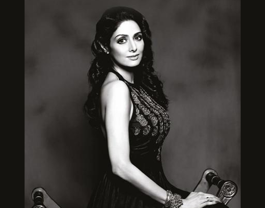 ‘চালবাজ’ ছবিতে ‘না জানে কঁহা সে আয়ি ও লেড়কি’ গানের শুটিং-এর সময় শ্রীদেবীর গায়ে ১০৩ ডিগ্রি জ্বর ছিল। কিন্তু তিনি এতটাই পেশাদার ছিলেন, অভিনয়ে বিন্দুমাত্র বোঝা যায়নি অসুস্থতা। ১৯৮৫ থেকে ১৯৯২ অবধি তিনি ছিলেন বলিউডের হায়েস্ট পেইড অভিনেত্রী।