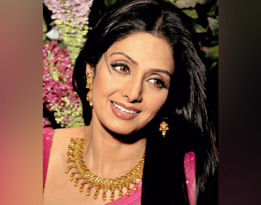 ‘হিম্মতওয়ালা’, ‘মিস্টার ইন্ডিয়া’, ‘নজরানা’, ‘নয়া কদম’, ‘লমহে’, ‘খুদা গাওয়াহ’, ‘সদমা’, ‘নজরানা’, ‘লাডলা’, ‘গুমরাহ’-সহ অসংখ্য ব্লকবাস্টার হিন্দি ছবিতে শ্রীদেবীর অনবদ্য অভিনয় জয় করেছিল দর্শকমন।