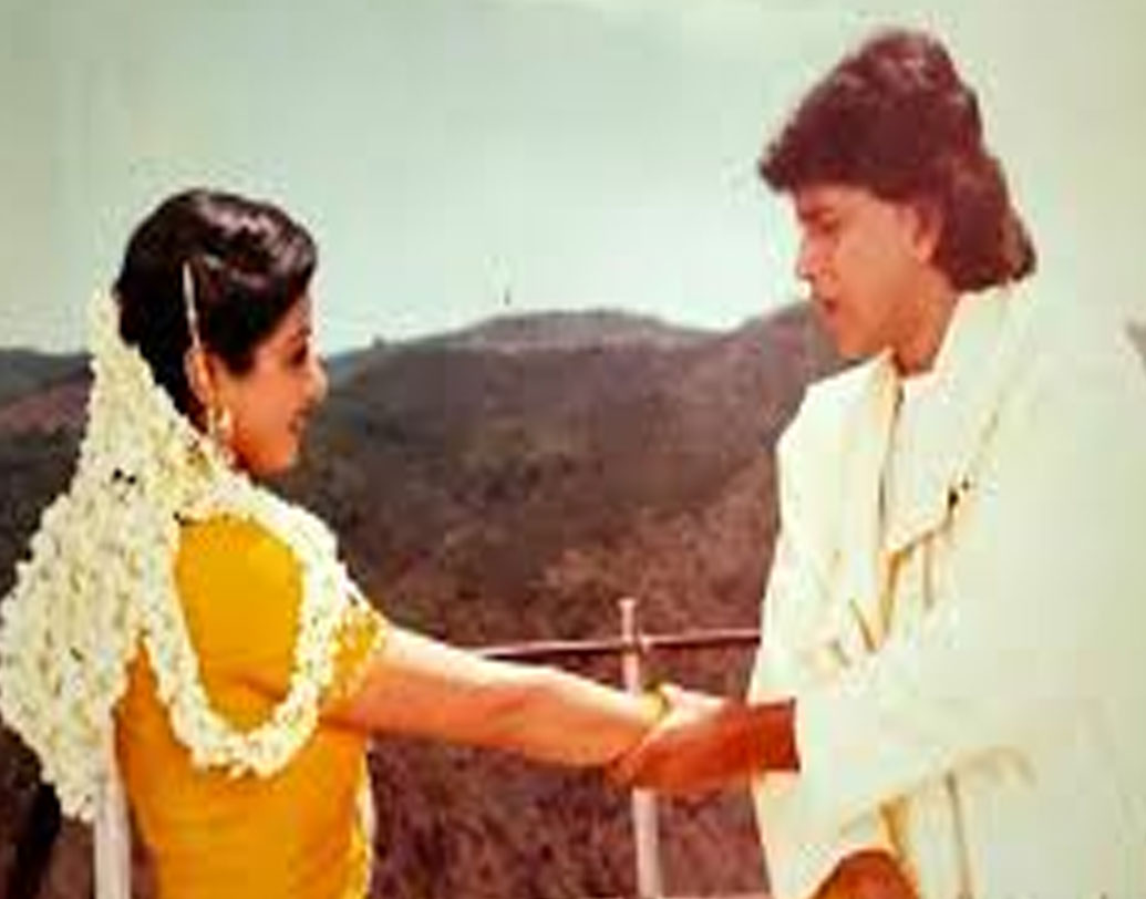 আটের দশকে মিঠুন-শ্রীদেবী জুটি ছিল সুপারহিট। বলিউডি গুঞ্জন, তাঁদের মধ্যে প্রেমের সম্পর্ক ছিল। কিন্তু পরে তাঁরা সরে আসেন সম্পর্ক থেকে। কারণ যোগিতা বালির সঙ্গে নিজের বিয়ে ভাঙতে রাজি ছিলেন না মিঠুন। যদিও দু’জনের কেউ কোনওদিন সম্পর্ক নিয়ে কিছু স্বীকার করেননি।