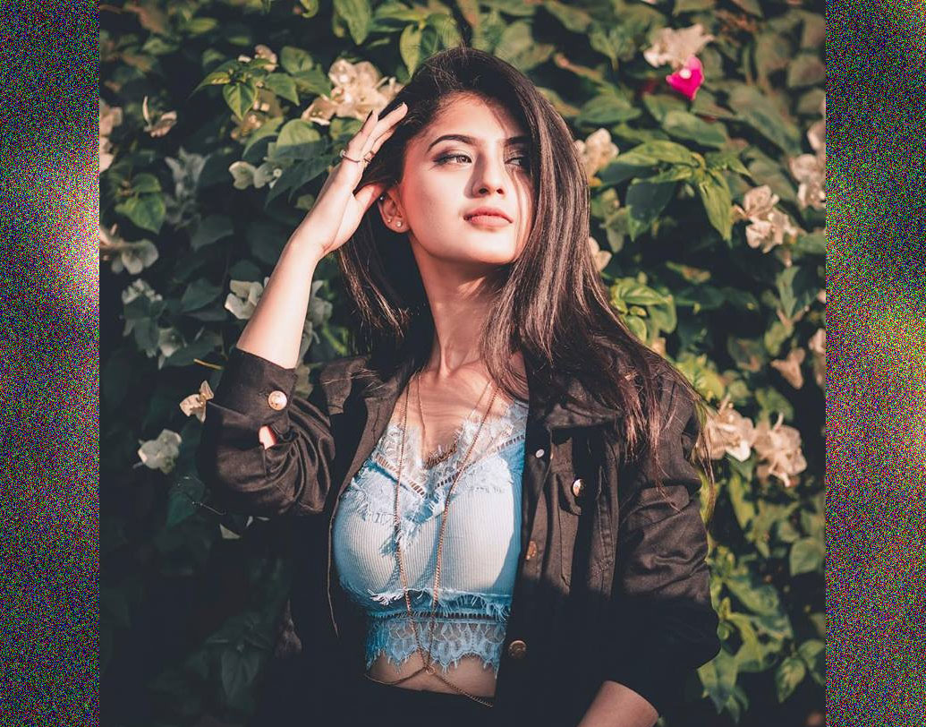 আরিসফা খান: ৯ বছর বয়সে শিশু অভিনেতা ছিলেন আরিসফা। অভিনয় তাঁকে সেই জনপ্রিয়তা দিতে পারেনি, যা টিকটক দিয়েছে। এখন আসিরফা ১৬ বছরের। নিজের টিকটক অ্যাকাউন্টে ভিডিয়ো শেয়ার করে আরিসফা এখন ভীষণই জনপ্রিয়। এক কোটি ৭০ হাজার মানুষ তাঁকে অনুসরণ করছেন।