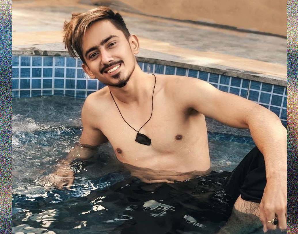 আদনান শেখ: সোশ্যাল মিডিয়া গ্রুপ টিম ০৭-এর সদস্য আদনান। টিম ০৭ সোশ্যাল মিডিয়ায় ভীষণই জনপ্রিয়। ওই গ্রুপের সদস্য আদনান প্রায়শই কমেডি ভিডিয়ো শেয়ার করেন টিকটকে। এক কোটি ৭০ হাজার। সোনাক্ষী সিনহার ইনস্টাগ্রাম ফলোয়ারের থেকে ২০ হাজার বেশি।