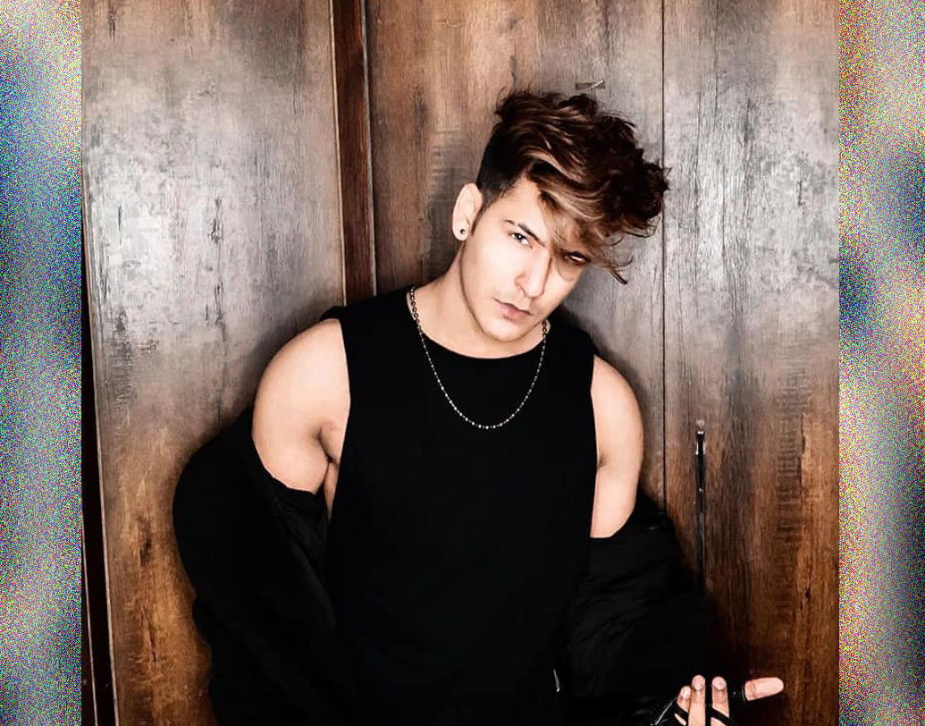 মঞ্জুল খট্টর: ২১ বছরের মঞ্জুলের সোশ্যাল মিডিয়া স্টার হওয়ার জার্নি শুরু হয়েছিল অনেক আগেই। ইউটিউব, ইনস্টাগ্রামে খুব একটা প্রভাব ফেলতে পারেননি মঞ্জুল। কিন্তু তাঁর কমেডি ভিডিয়ো টিকটক ফলোয়ারদের মন ছুঁয়ে যায়। হৃতিক রোশনের ইনস্টাগ্রাম ফলোয়ারের সংখ্যা এক কোটি ২০ লক্ষ। মঞ্জুলেরও তাই।