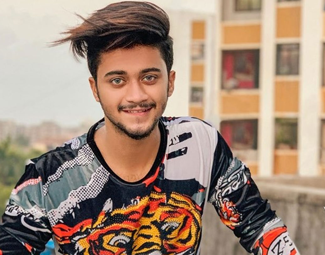 হাসনাইন খান: শাহরুখ খান, রণবীর সিংহের সঙ্গে সোশ্যাল মিডিয়ায় সমান তালে চলছেন হাসনাইন। তবে সম্প্রতি টিকটকের গাইডলাইন না মানার কারণে তাঁকে বহিষ্কার করেছে টিকটক সংস্থা। ঝাড়খণ্ডে গণপিটুনির ঘটনায় তবরেজ আনসারির মৃত্যু নিয়ে একটি ভিডিয়ো পোস্ট করেছিলেন তিনি। তার পরই তাঁকে বহিষ্কার করে টিকটক।