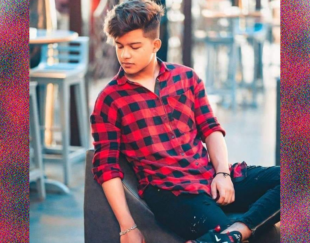 রিয়াজ আফরিন: বয়স মাত্র ১৫ বছর। এই বয়সেই ভিডিয়ো অ্যাপের সাহায্যে ভাইরাল এবং এক দক্ষ সোশ্যাল মিডিয়া অভিনেতা। না হলে কি আর এক কোটি ৮০ লক্ষ লোক তাকে অনুসরণ করে! যেখানে অনুষ্কা শর্মার ইনস্টাগ্রাম ফলোয়ারের সংখ্যাও তাই।